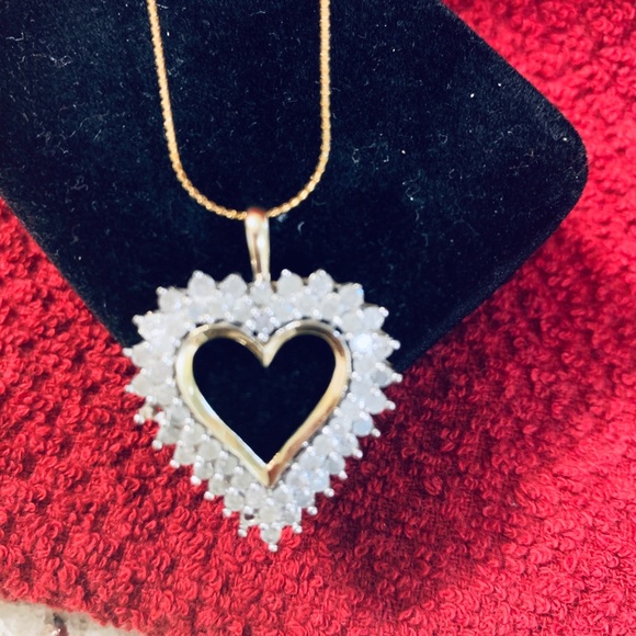 10K diamond heart shape pendant! - Picture 2 of 4
